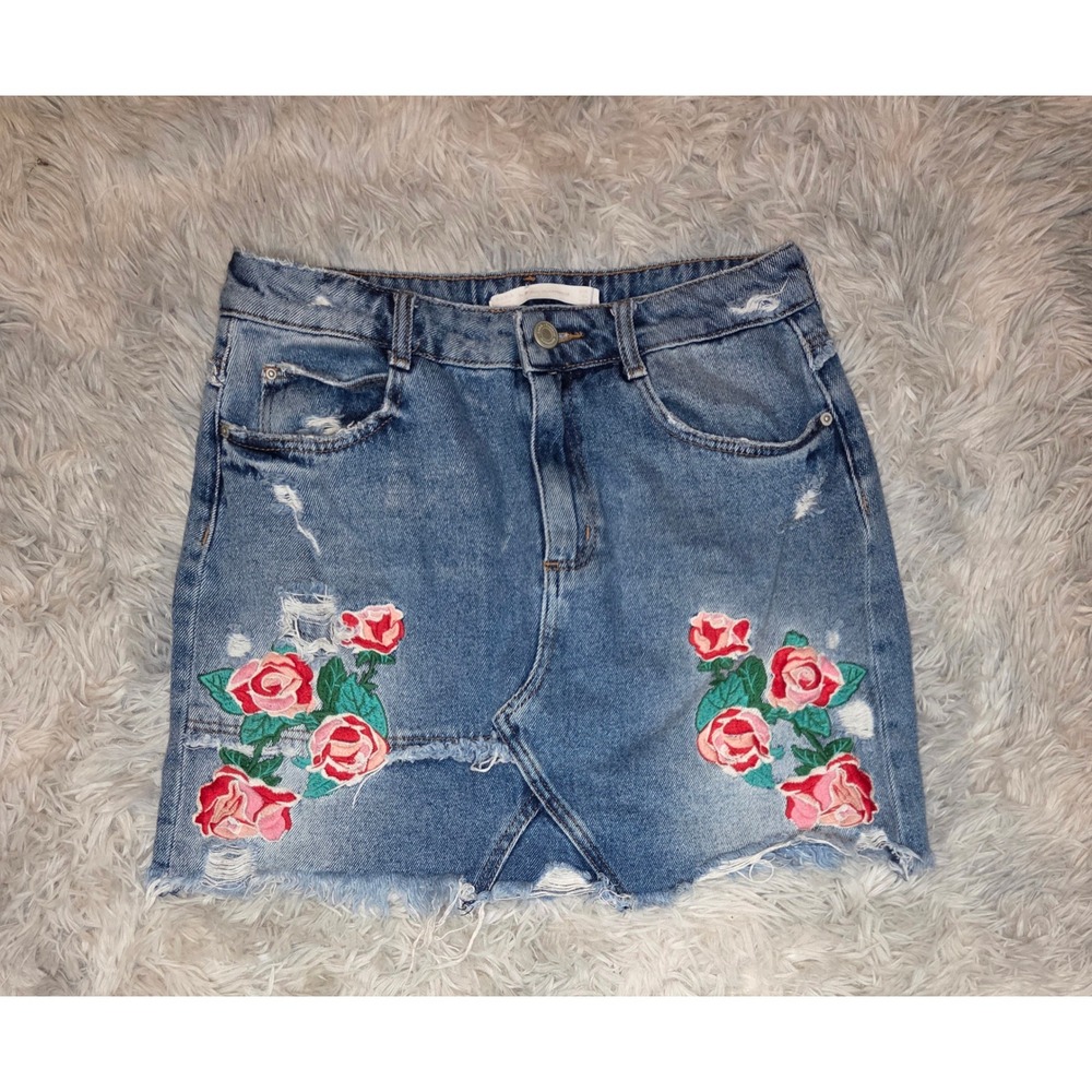 Zara Trafaluc Embroidered Rose Denim Mini Skirt Medium Wash Distressed Size M